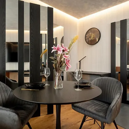 Elegant Close To River With Air Conditioning By Renters Prestige *