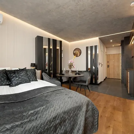 Elegant Close To River With Air Conditioning By Renters Prestige *