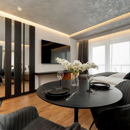 Apartment Elegant Close To River With Air Conditioning By Renters Prestige *